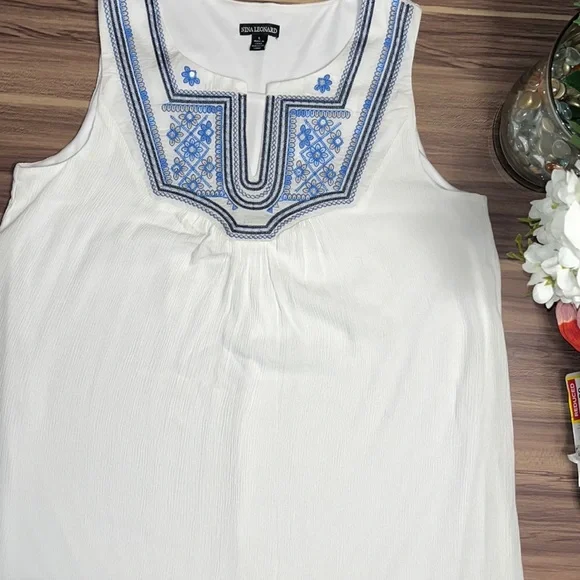 White dress with blue floral design. - Picture 3 of 10